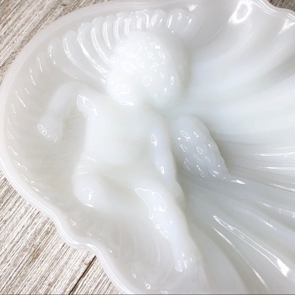 Vintage Avon Milk Glass Cherub on a Shell Dish - Picture 12 of 16